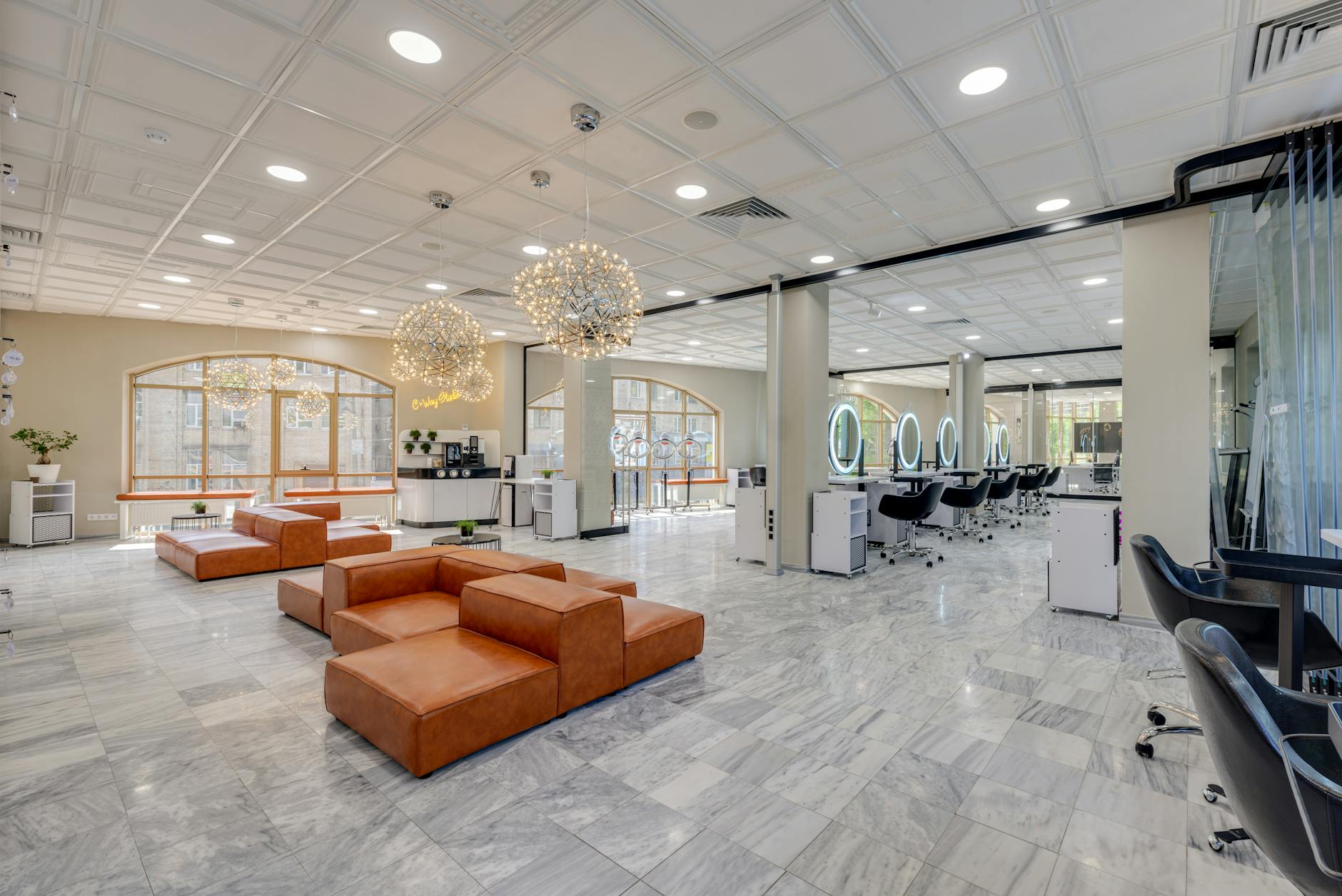 Salon Klara Interior — warm beleuchteter Friseursalon in Wien Neubau